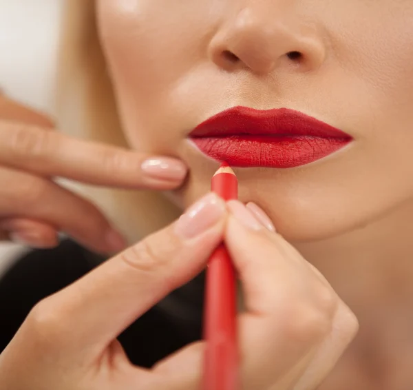 dudak-renklendirme-kimlere-uygun-degildir